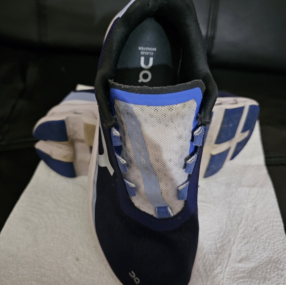 On sneakers - Picture 7 of 9